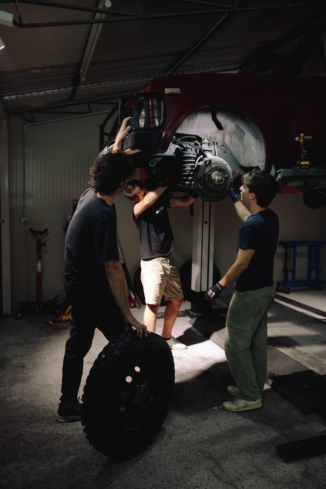 Il team a lavoro sulla sospensione della Lada in officina