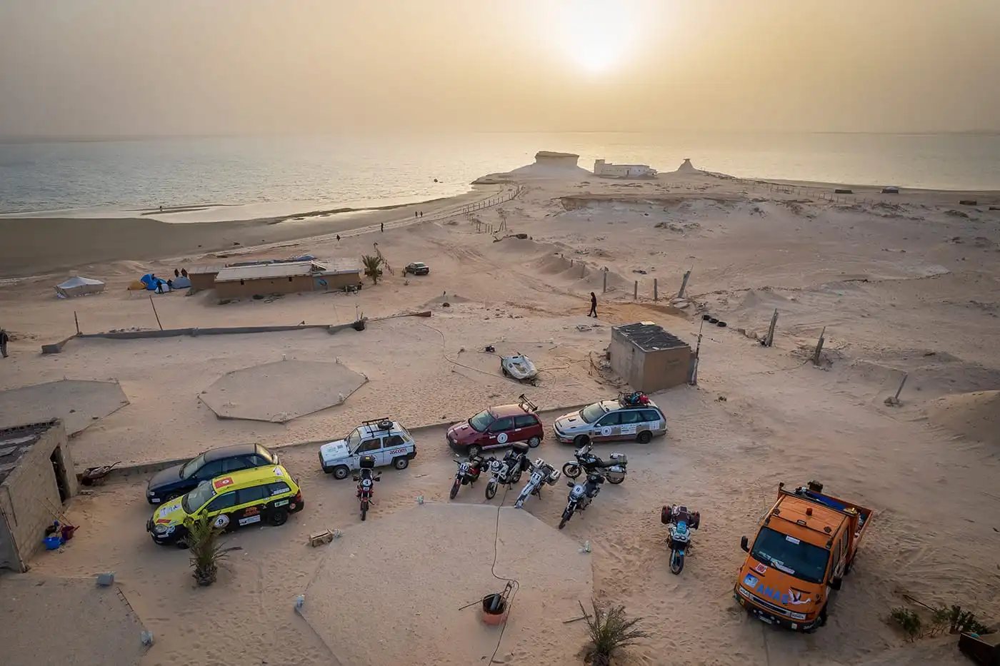 Campo base della carovana Rust2Dakar a Nouadhibou al tramonto