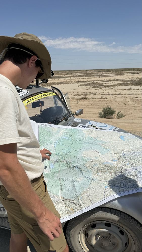 Si naviga a vista con le mappe di carta nel deserto dell'Asia centrale