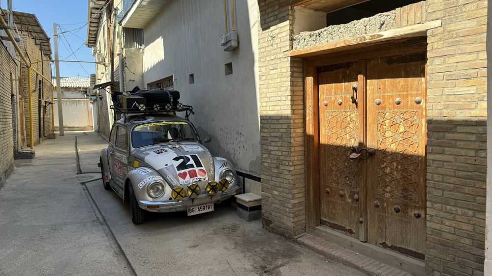 Giulio il Maggiolino parcheggiato in un vicolo storico dell'Asia centrale