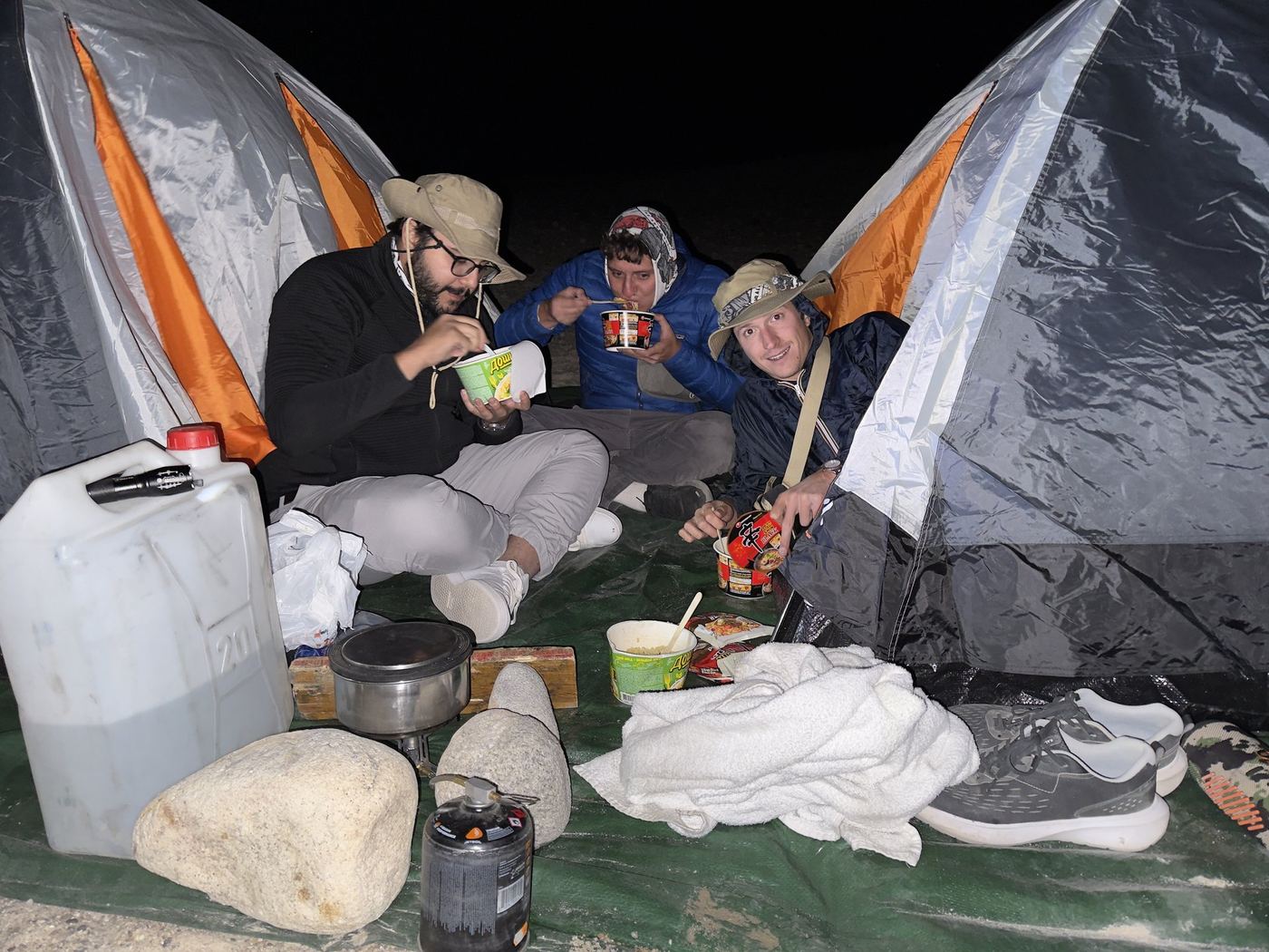 Cena a base di noodles nella tenda, nel cuore della notte