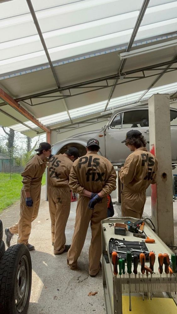 La squadra Pls Fix in tuta da lavoro, pronta a preparare Giulio prima della partenza