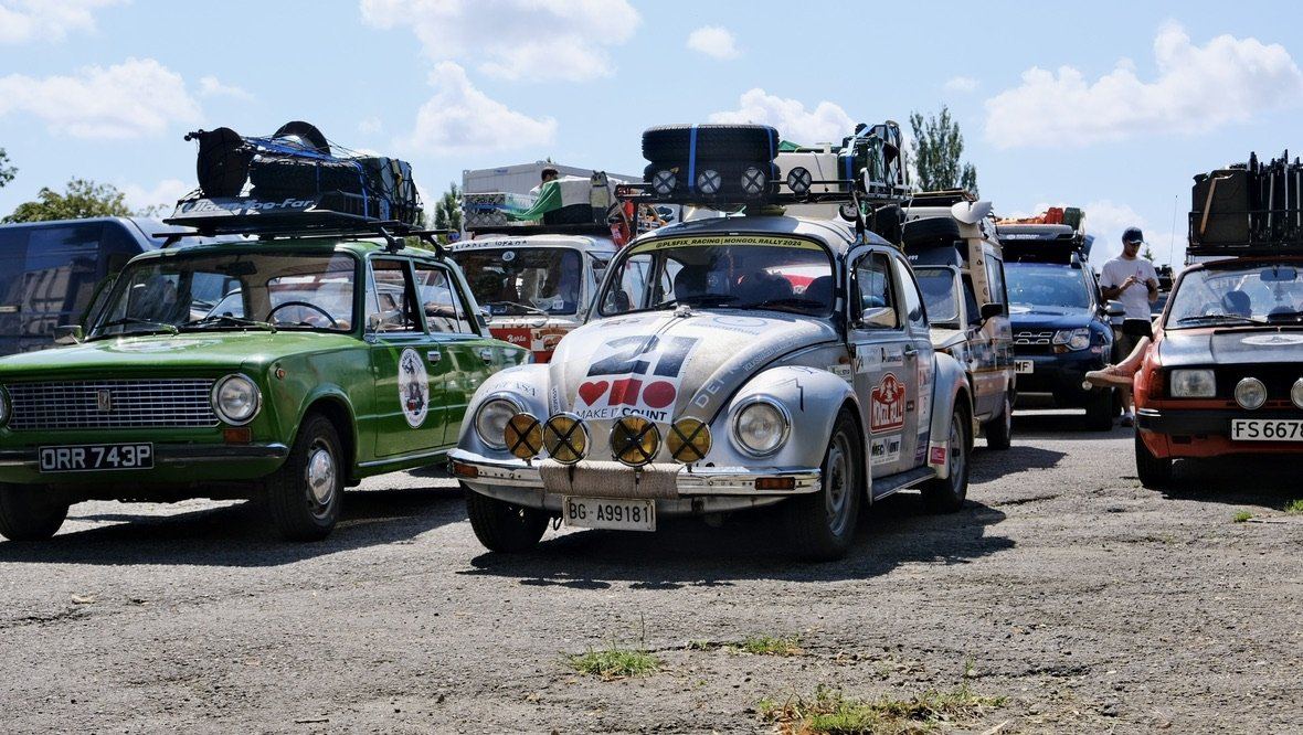 In coda con altri equipaggi internazionali del rally