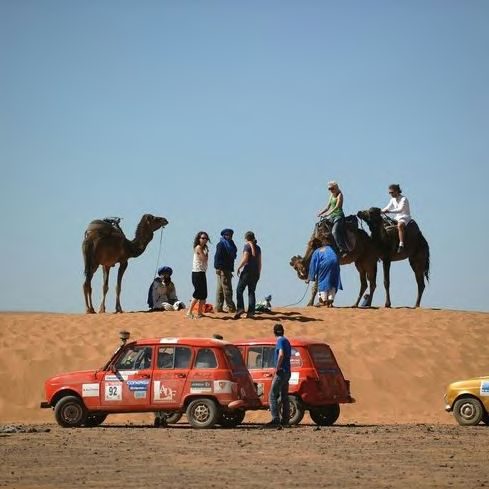 Cammelli e Lada Niva nel deserto