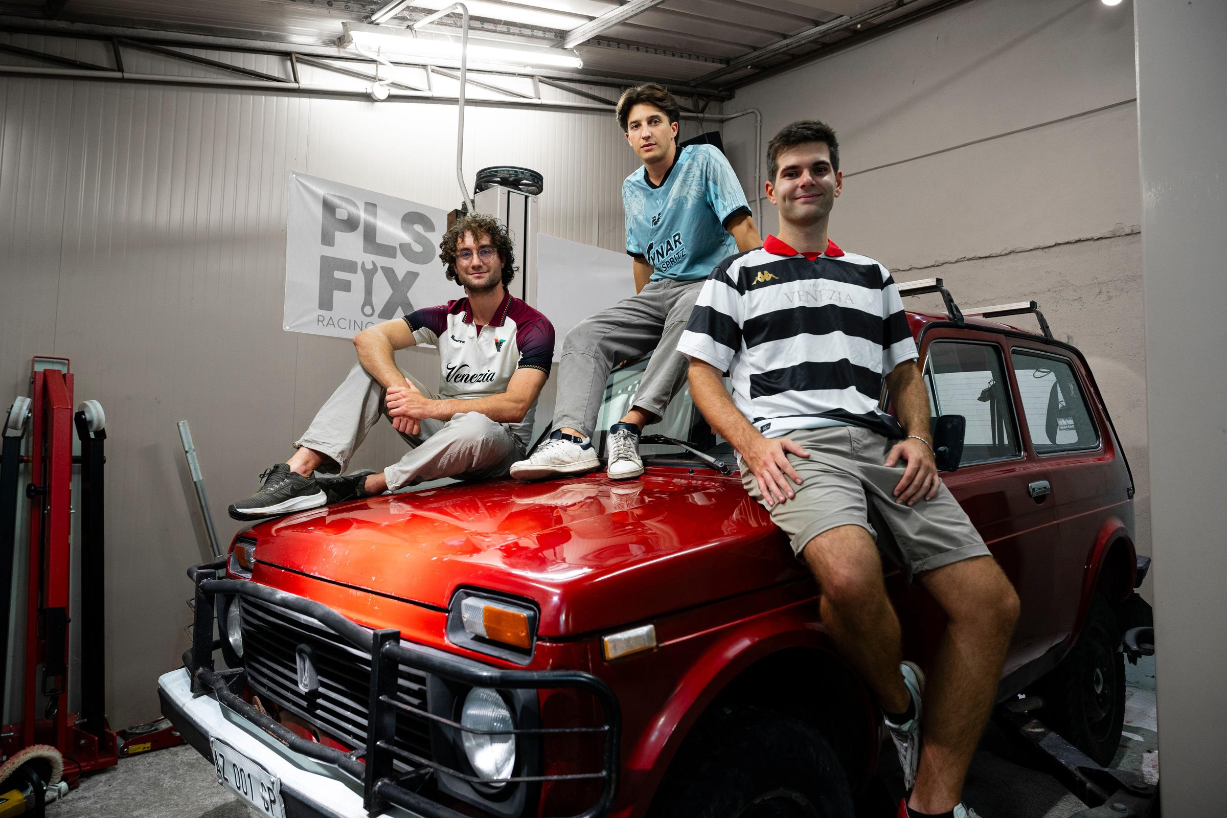 Il team Pls Fix Racing sulla Lada Niva in officina